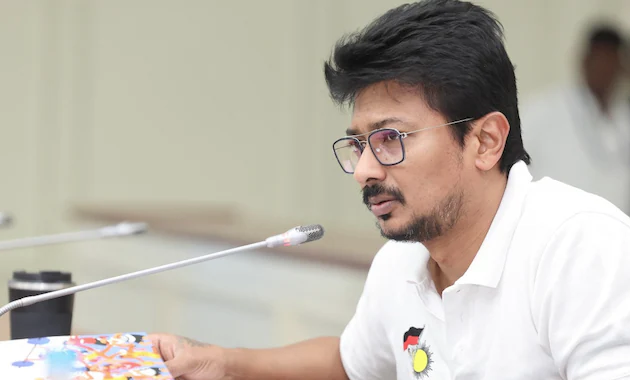 “கார் வாங்குவதில் காட்டும் வேகத்தை விவசாயிகளுக்கான நிதியை வழங்குவதிலும் காட்ட வேண்டும்” - உதயநிதி ஸ்டாலின்